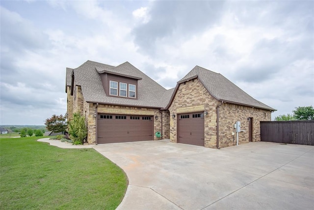 craftsman house with driveway, roof with shingles, a front yard, a garage, and fence