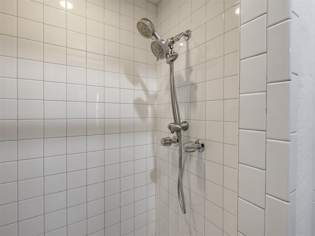 full bathroom featuring tiled shower