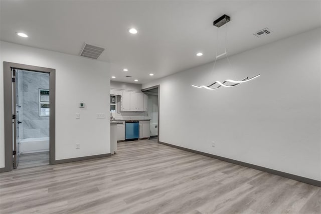 unfurnished living room featuring visible vents, recessed lighting, light wood finished floors, and baseboards