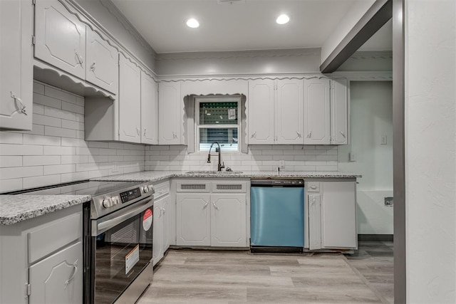 kitchen featuring backsplash, stainless steel range with electric stovetop, a sink, dishwashing machine, and light wood-style flooring