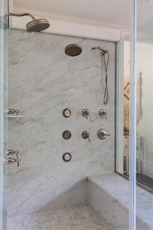 full bath with tiled shower