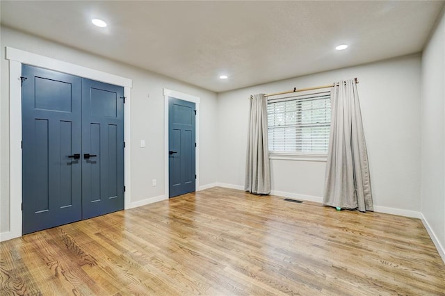 entryway featuring baseboards, recessed lighting, light wood-style flooring, and visible vents