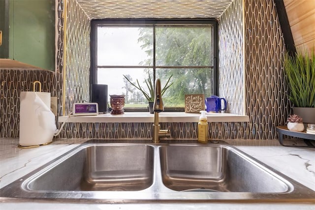 details featuring a sink and decorative backsplash