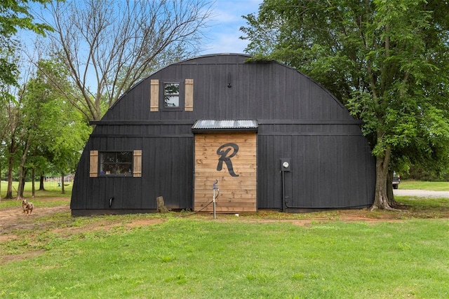 view of barn featuring a lawn