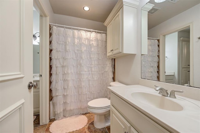full bath featuring vanity, recessed lighting, a shower with shower curtain, and toilet