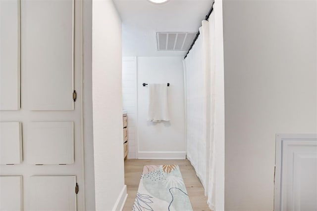 full bath with a shower with shower curtain, baseboards, visible vents, and wood finished floors