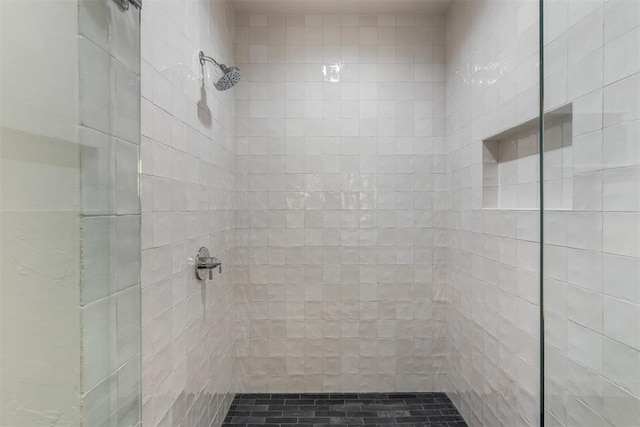 6509 NE 97th St, Oklahoma City, OK 73151 - bathroom featuring a tile shower