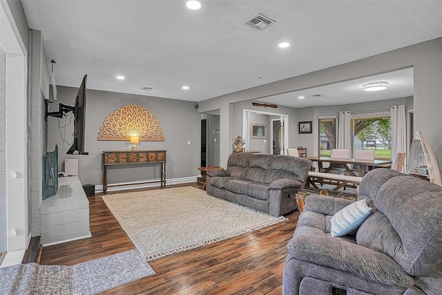 living room featuring visible vents, recessed lighting, baseboards, and wood finished floors
