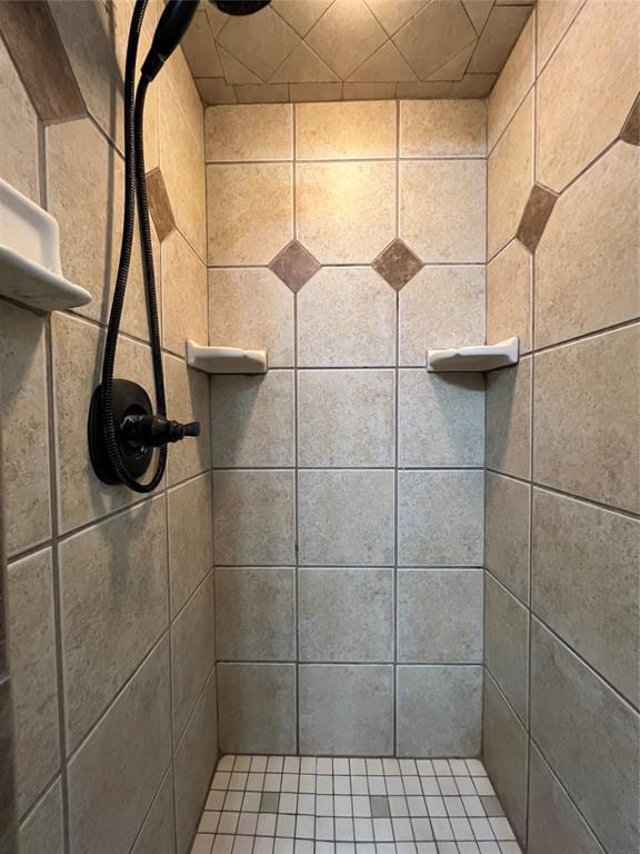 bathroom featuring a tile shower