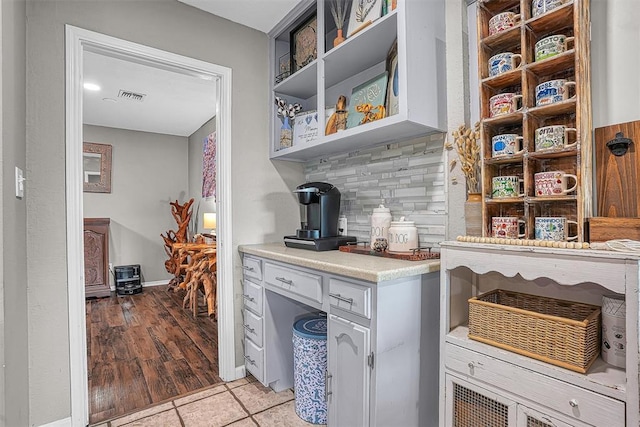 20428 E County Road 1567, Altus, OK 73521 - bar area with decorative backsplash