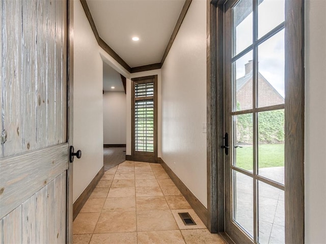 entryway with recessed lighting, baseboards, visible vents, and ornamental molding