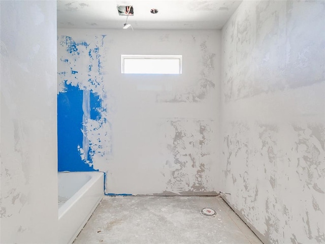11673 Ward Rd, Edmond, OK 73034 - full bath featuring a tub