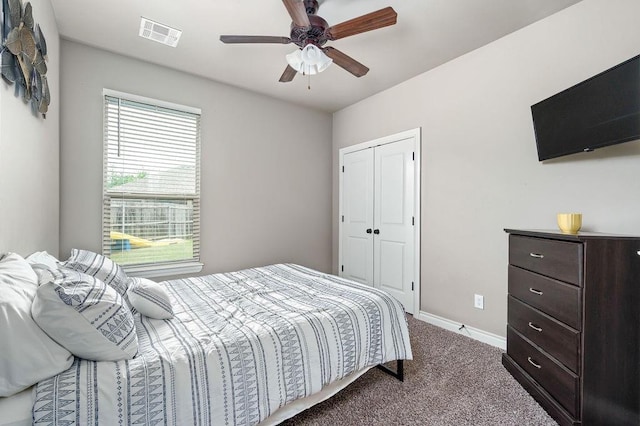 bedroom featuring visible vents, a closet, baseboards, a ceiling fan, and carpet