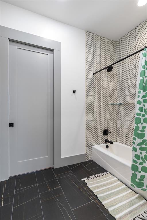 bathroom featuring wallpapered walls, an accent wall, and shower / tub combo