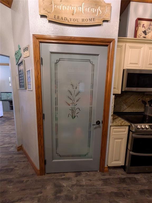 900 Walnut Pl, Norman, OK 73072 - interior space featuring stainless steel appliances, wood finished floors, and baseboards