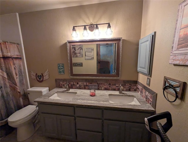 900 Walnut Pl, Norman, OK 73072 - bathroom featuring toilet, double vanity, a shower with curtain, and a textured wall