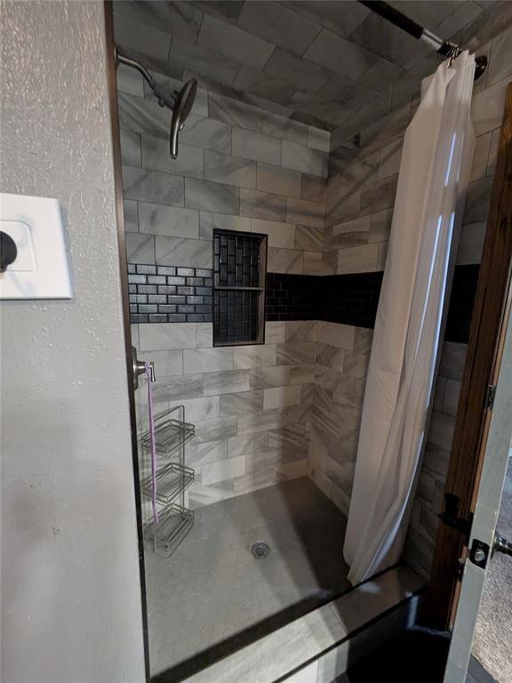 900 Walnut Pl, Norman, OK 73072 - bathroom featuring a tile shower
