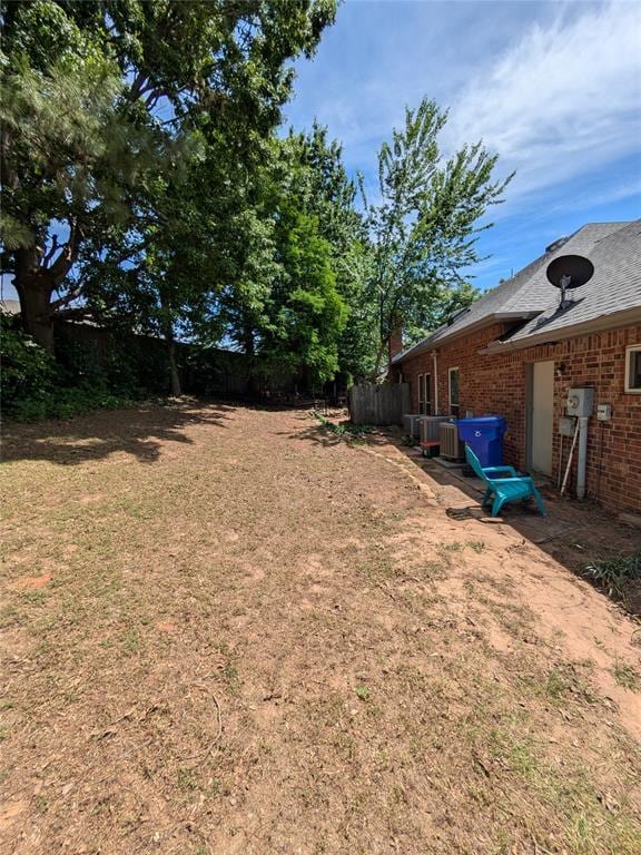 900 Walnut Pl, Norman, OK 73072 - view of yard featuring central AC unit