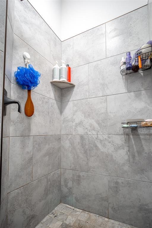 1208 Hickory Creek Dr, Yukon, OK 73099 - details featuring a tile shower