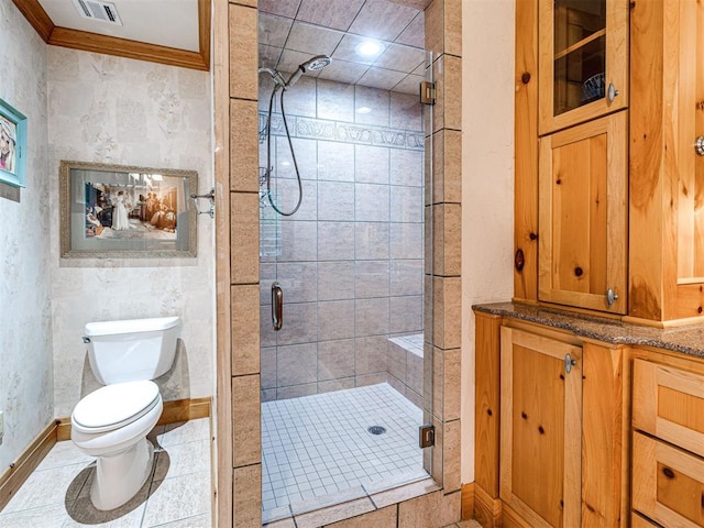 3812 Ridgeline Dr, Norman, OK 73072 - full bath featuring a shower stall, toilet, baseboards, and visible vents