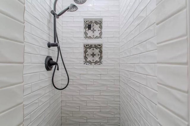 bathroom featuring a tile shower