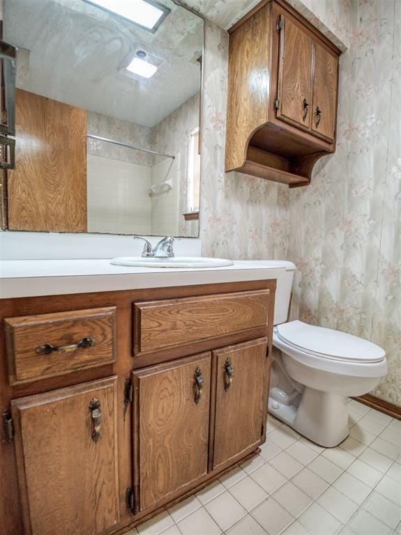 full bath with vanity, toilet, a shower, and wallpapered walls