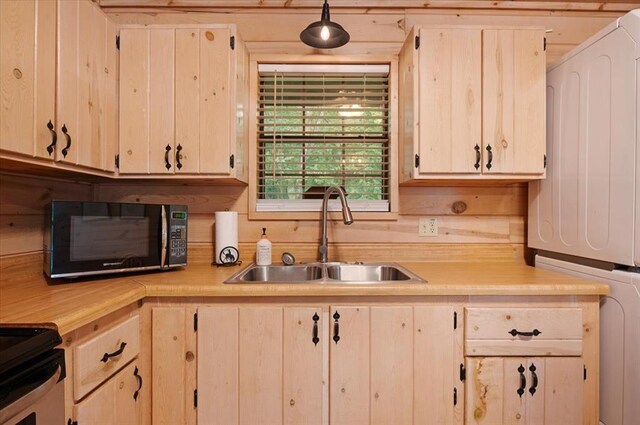 206 Orca Rd, Broken Bow, OK 74728 - kitchen featuring a sink, light countertops, and light brown cabinetry