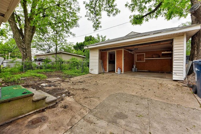 1629 Birch St, Oklahoma City, OK 73108 - garage featuring fence