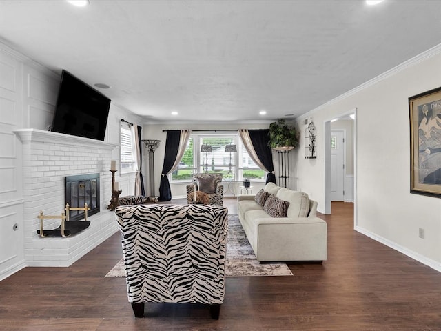 living area featuring crown molding, a fireplace, recessed lighting, baseboards, and wood finished floors
