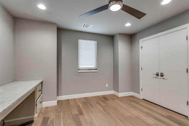 foyer featuring ceiling fan, visible vents, light wood-type flooring, baseboards, and recessed lighting