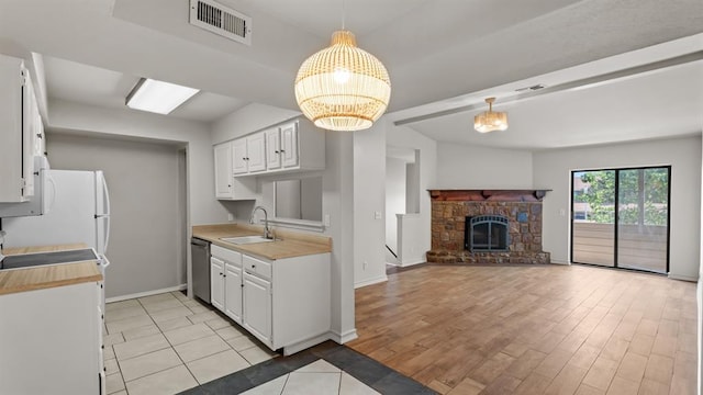 kitchen featuring visible vents, a sink, a chandelier, and light countertops