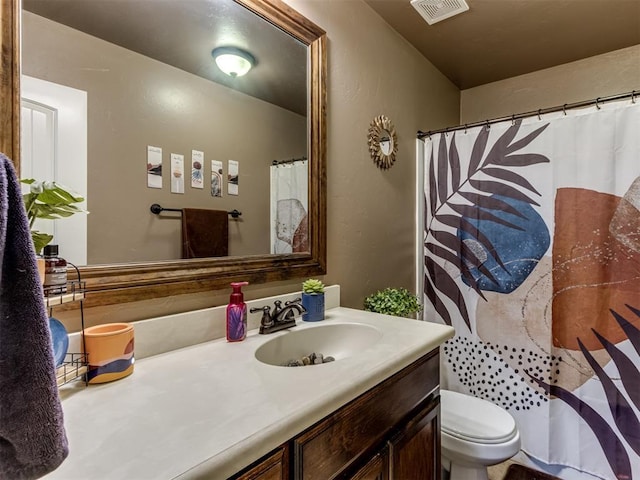 full bathroom with toilet, visible vents, curtained shower, and vanity