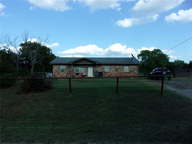 view of front facade with fence and a front yard