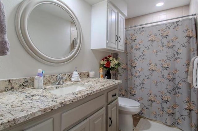 full bathroom featuring recessed lighting, vanity, toilet, and curtained shower
