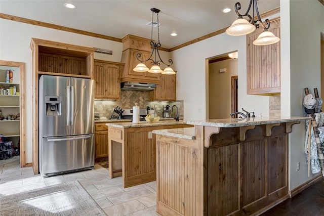 10608 Oaksplinter Ln, Oklahoma City, OK 73173 - kitchen featuring backsplash, stainless steel refrigerator with ice dispenser, crown molding, pendant lighting, and a peninsula