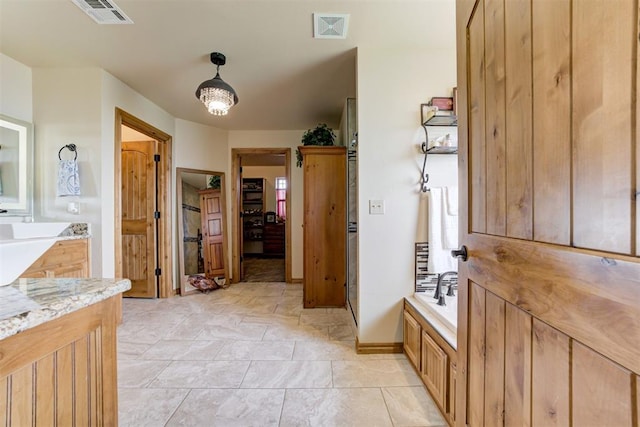 10608 Oaksplinter Ln, Oklahoma City, OK 73173 - full bath featuring baseboards, visible vents, a bath, and vanity