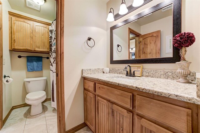 10608 Oaksplinter Ln, Oklahoma City, OK 73173 - bathroom featuring visible vents, baseboards, toilet, and vanity