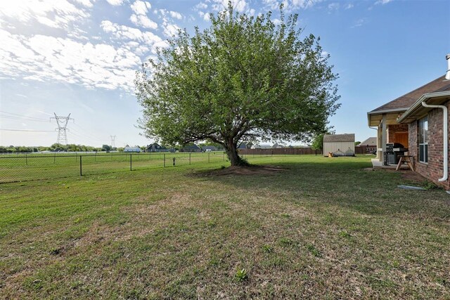 10608 Oaksplinter Ln, Oklahoma City, OK 73173 - view of yard featuring a storage shed, fence, and an outdoor structure