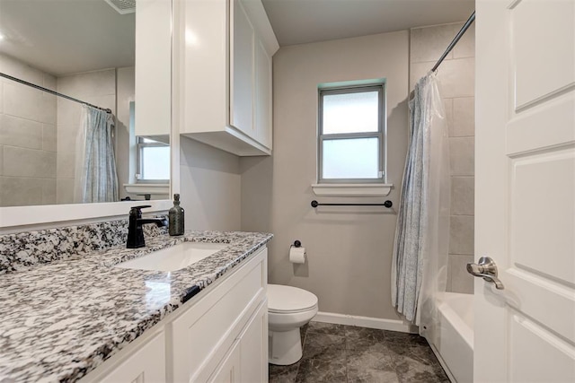 full bath featuring toilet, baseboards, shower / bathtub combination with curtain, and vanity