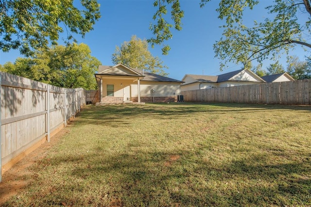 view of yard featuring a fenced backyard