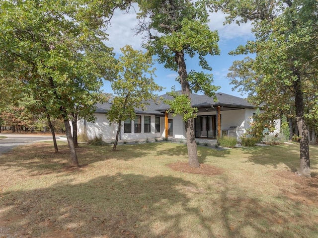 view of front of home featuring a front yard
