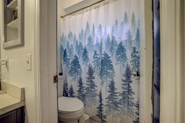 full bath with a shower with curtain, vanity, and toilet