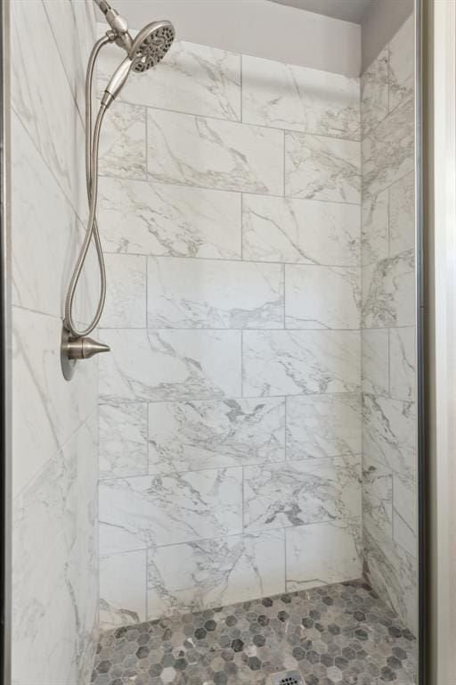 full bathroom featuring a tile shower