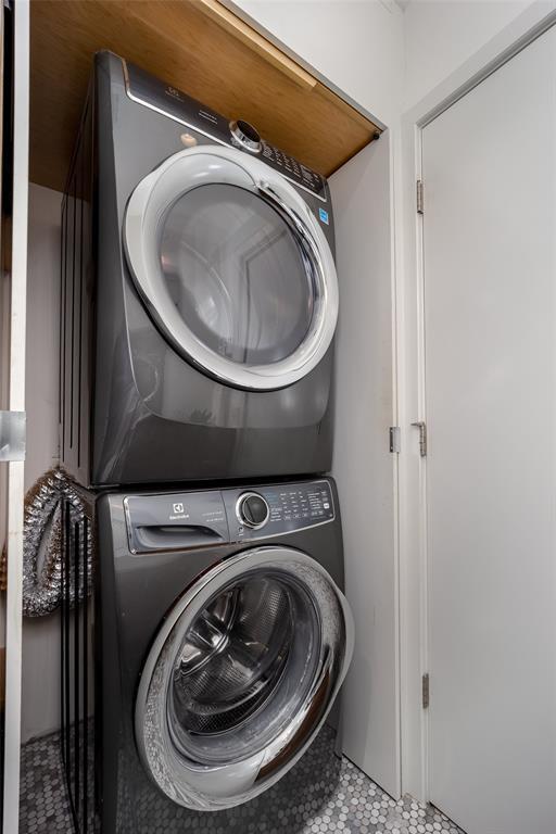 1000 NW 37th St Unit 1000 & 1002, Oklahoma City, OK 73118 - laundry room featuring laundry area and stacked washer and clothes dryer