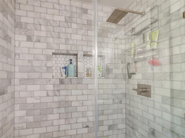 bathroom featuring a tile shower