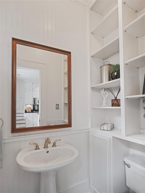 bathroom featuring a sink and toilet