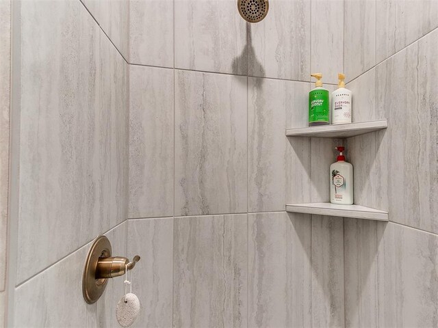 details with a tile shower