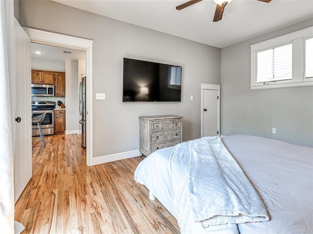 34 Boardwalk Unit B, Carlton Landing, OK 74432 - bedroom featuring light wood-style flooring, freestanding refrigerator, a ceiling fan, baseboards, and visible vents
