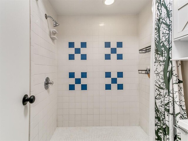 11817 Hollyrock Dr, Yukon, OK 73099 - bathroom featuring tiled shower