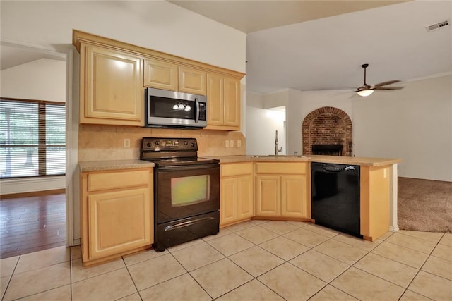 8713 Starling Path, Edmond, OK 73034 - kitchen with black appliances, a sink, open floor plan, a ceiling fan, and a peninsula